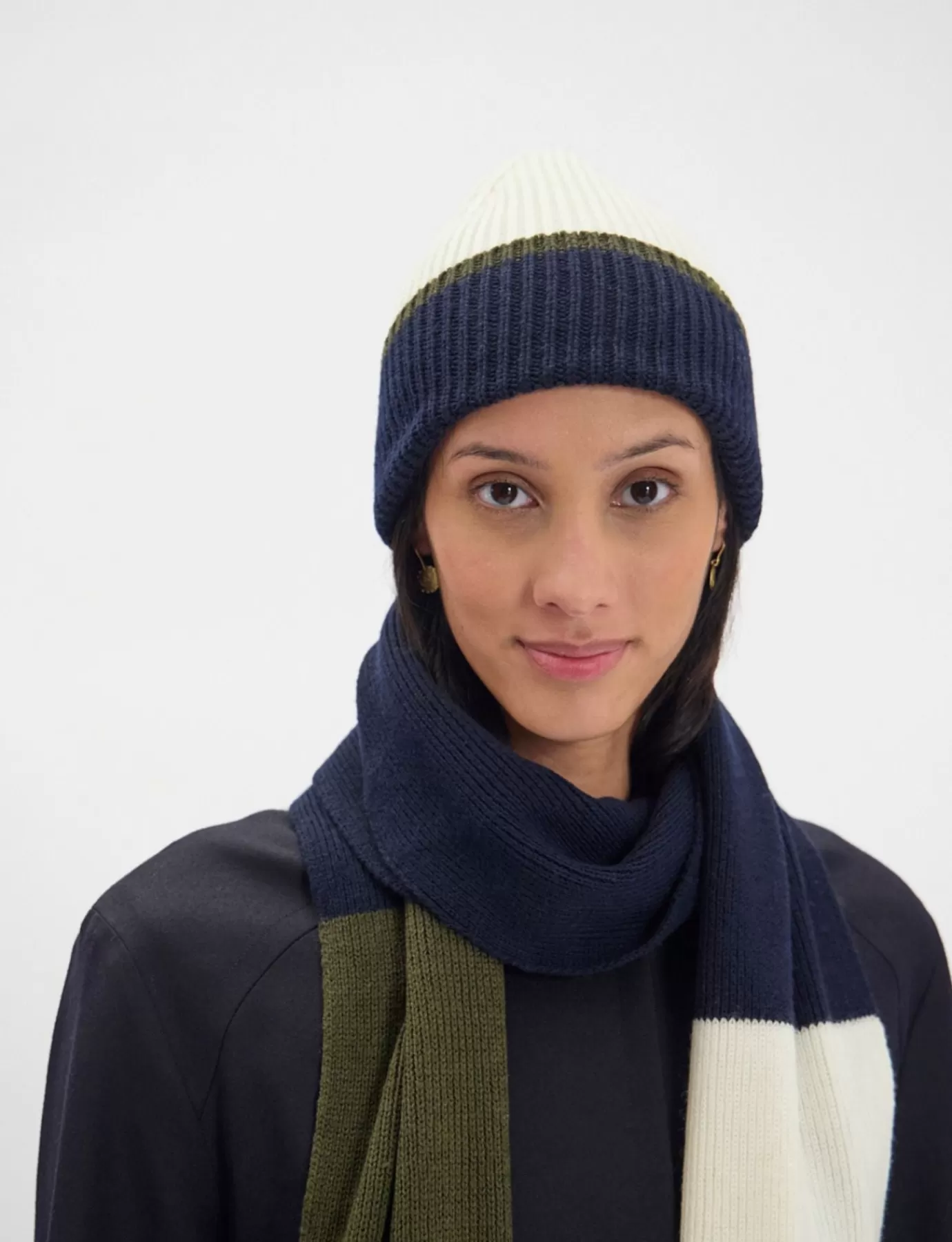 Ines De La Fressange Paris Bonnet Pedro en maille écru revers marine, filet kaki