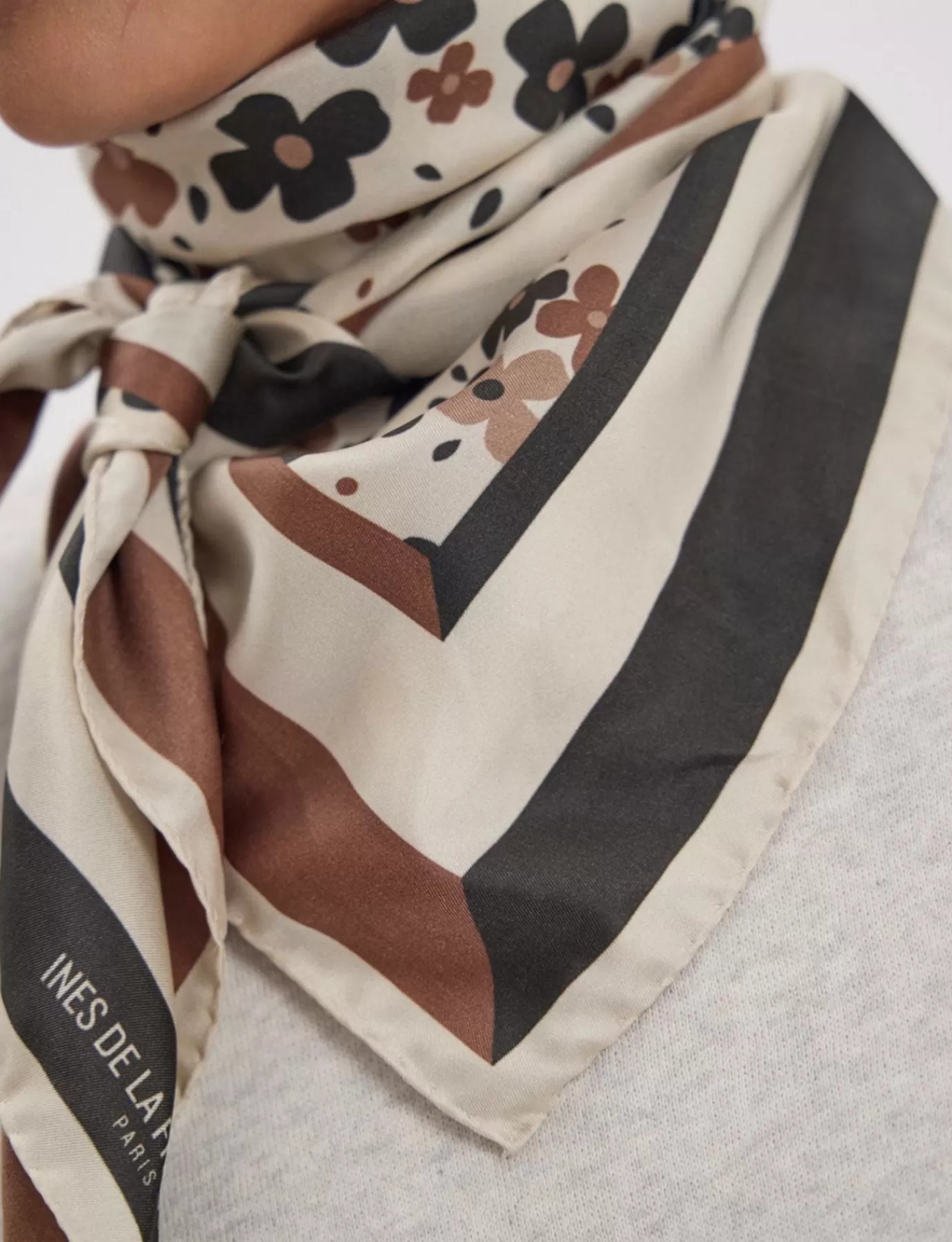 Ines De La Fressange Paris Foulard Lewis en soie, motif à fleurs variation de marrons