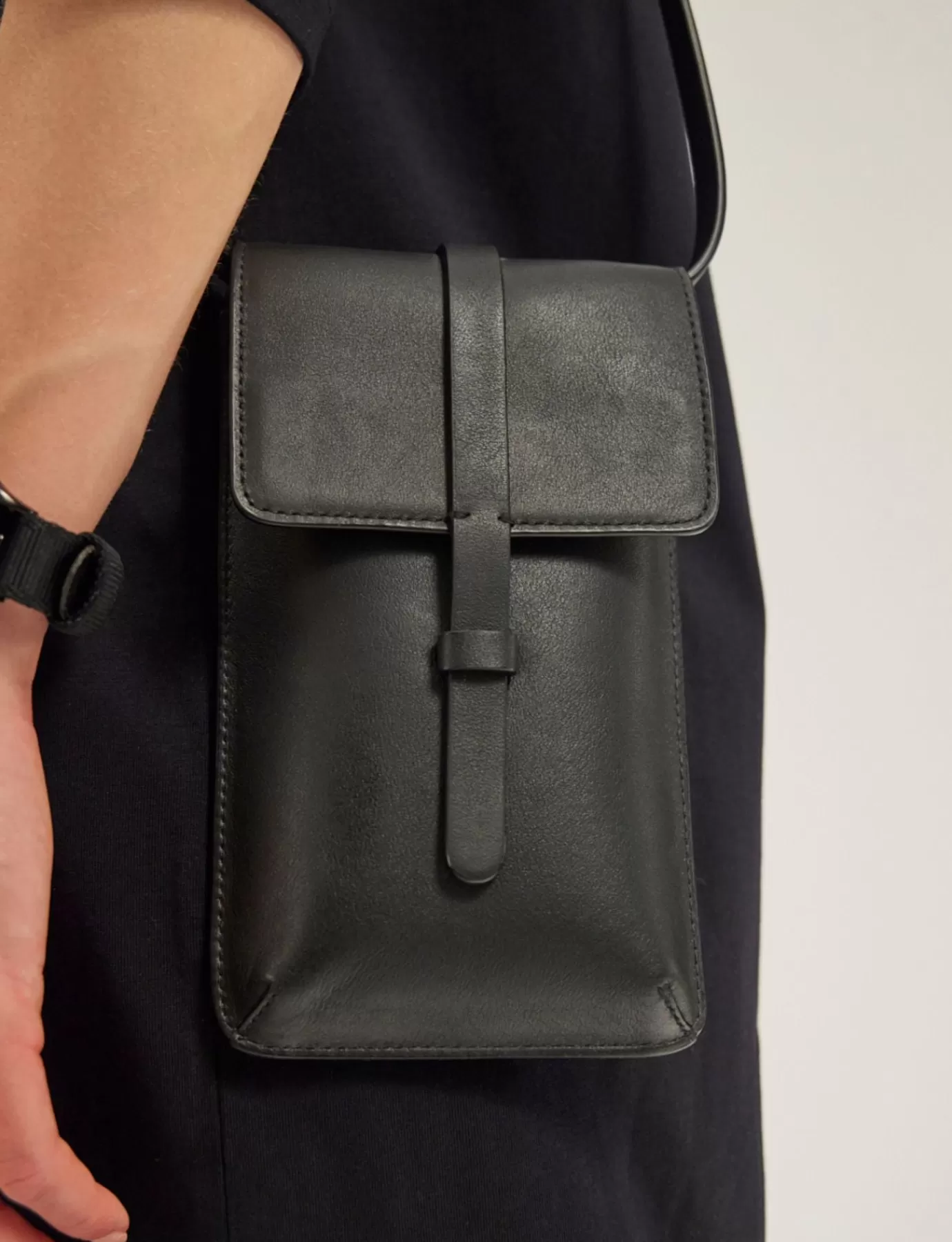 Femme Ines De La Fressange Paris Smartphone Bag Léonore cuir noir