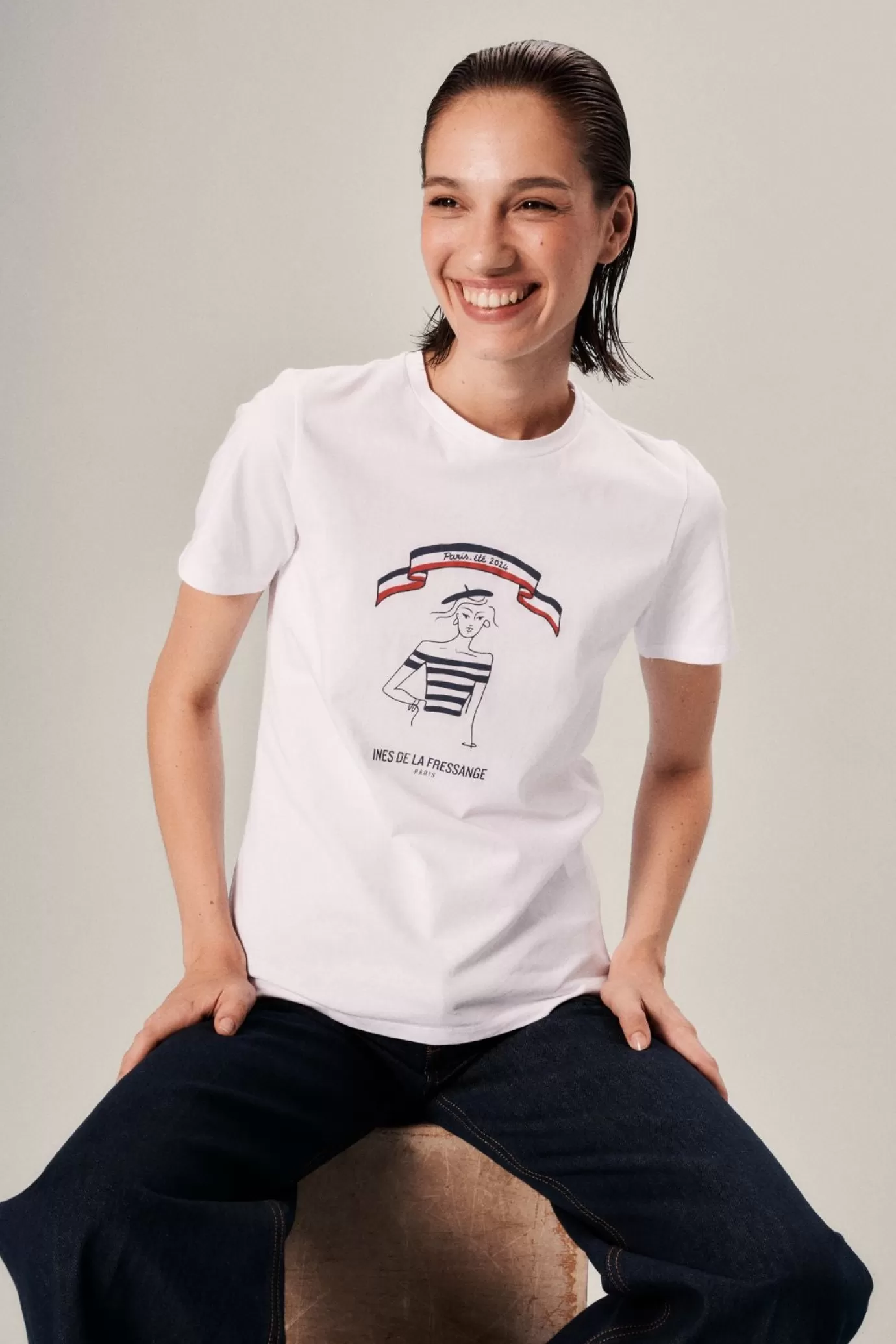 Ines De La Fressange Paris T-shirt série limitée, été 2024 à Paris, modèle « Parisienne »